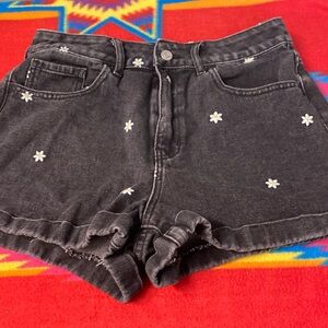Pacsun Denim Black Jean Shorts with Daisies Design Size 26